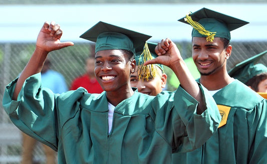 How to choose and wear a bachelor graduation hood: A guide to looking your best on your special day